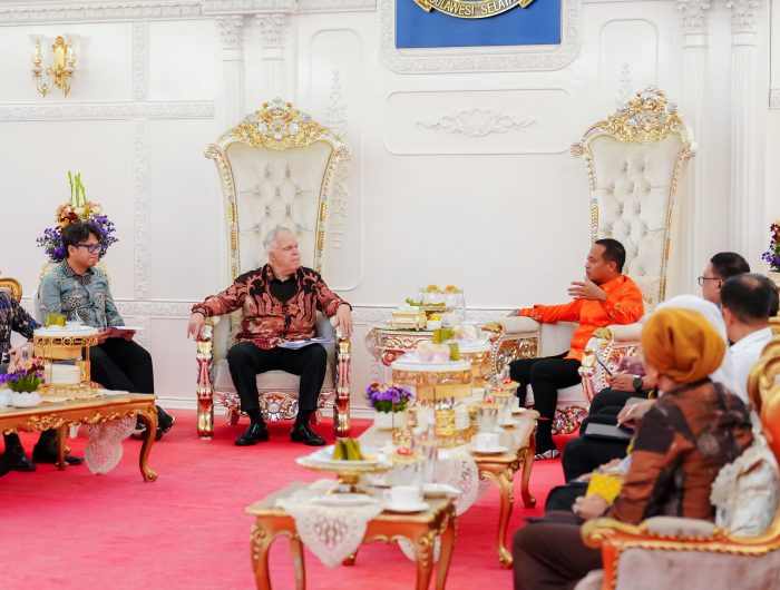 Gubernur Sulawesi Selatan, Andi Sudirman Sulaiman, menyampaikan pesan kuat tentang pentingnya perdamaian dunia saat menerima kunjungan kehormatan Pejabat Kuasa Usaha Ad Interim (Charge d’Affaires a.i) Kedutaan Besar Amerika Serikat, Peter M. Haymond, di Rujab Gubernur Sulsel, Jumat (27/3/2026).