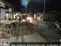 Gubernur Sulsel Pastikan Penanganan Darurat Jalan Rusak Moncongloe, Talud dan Aspal Disiapkan 18 Gubernur Sulawesi Selatan, Andi Sudirman Sulaiman, memastikan bahwa Pemprov Sulsel saat ini tengah melakukan penanganan sementara pada ruas Jalan Poros Pamanjengan di Kecamatan Moncongloe, Kabupaten Maros, yang mengalami kerusakan parah.