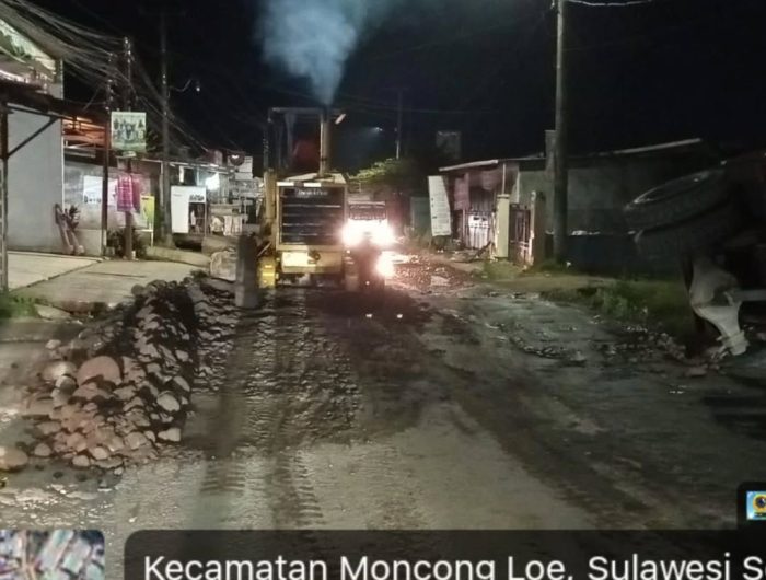 Gubernur Sulawesi Selatan, Andi Sudirman Sulaiman, memastikan bahwa Pemprov Sulsel saat ini tengah melakukan penanganan sementara pada ruas Jalan Poros Pamanjengan di Kecamatan Moncongloe, Kabupaten Maros, yang mengalami kerusakan parah.