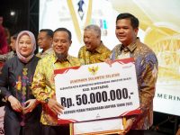 Gubernur Sulsel Apresiasi Bupati Bantaeng Atas Capaian Adipura 34 Bupati Bantaeng, M, Fathul Fauzy Nurdin menerima Piagam Penghargaan dan Apresiasi sebesar Rp 50 juta dari Gubernur Sulsel, Andi Sudirman Sulaiman.