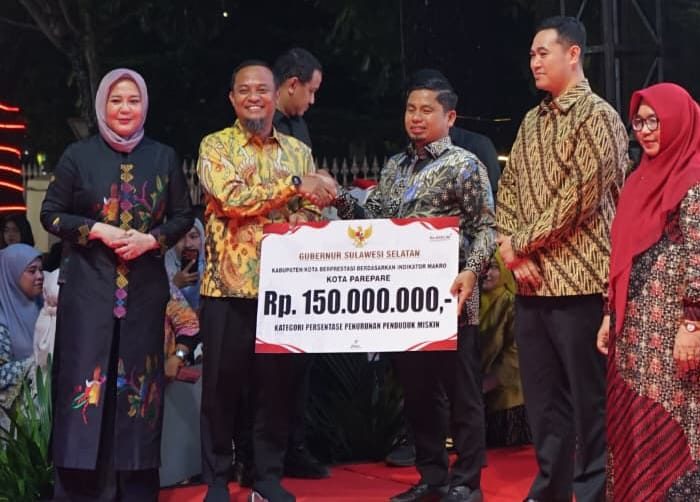 Kinerja Diakui, Pemkot Parepare Terima Dua Apresiasi dari Pemprov Sulsel 13 Pemerintah Kota Parepare menerima apresiasi dari Pemerintah Provinsi Sulawesi Selatan atas dua capaian kinerja yang dinilai berdampak langsung bagi masyarakat.