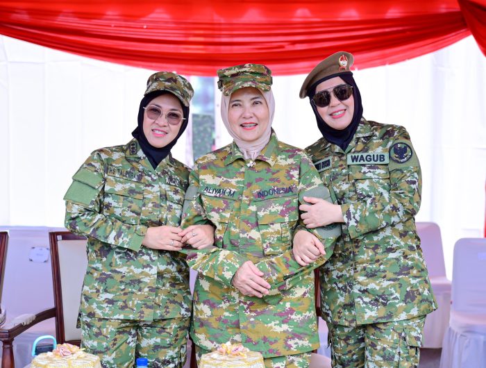 Dari Tribun ke Barisan, Wagub Sulsel Ikut Yel-Yel Komcad ASN di Rindam XIV/Hasanuddin 13 Suasana penuh semangat dan euforia mewarnai fase akhir pelaksanaan Upacara Pembukaan Latihan Dasar Kemiliteran (Latsarmil) Komponen Cadangan (Komcad) Aparatur Sipil Negara (ASN) Tahun 2026 di Rindam XIV/Hasanuddin, Pakatto, Kabupaten Gowa, Senin, (30/3/2026).