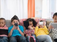 Komisi X DPR Dorong Sekolah Sosialisasikan Pembatasan Media Sosial bagi Anak di Bawah 16 Tahun 16 Wakil Ketua Komisi X DPR RI dari Fraksi PKS, Kurniasih Mufidayati, mendorong Kementerian Pendidikan Dasar dan Menengah (Kemendikdasmen) agar sekolah turut berperan dalam menyosialisasikan kebijakan pembatasan penggunaan media sosial bagi anak di bawah usia 16 tahun.