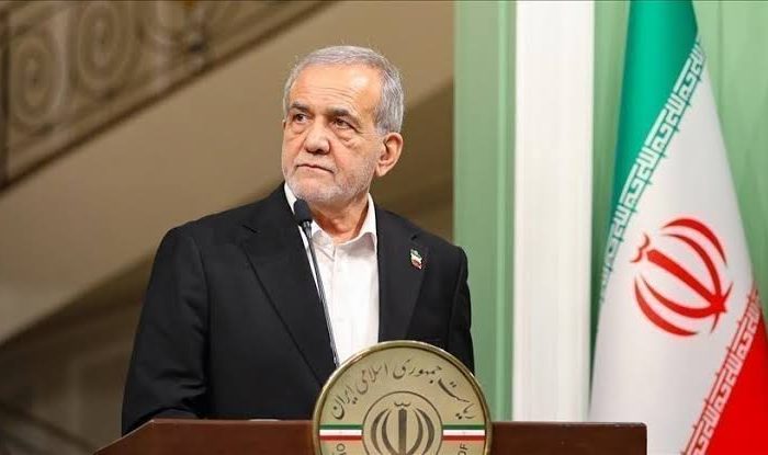 Presiden Iran, Masoud Pezeshkian, akhirnya menyampaikan sikap resmi terkait peluang gencatan senjata di Timur Tengah. Di tengah konflik yang telah memasuki pekan kedua, Teheran mengajukan tiga syarat utama apabila Amerika Serikat di bawah kepemimpinan Donald Trump ingin kembali membuka jalur perundingan.