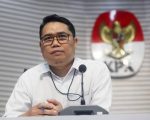 Komisi Pemberantasan Korupsi (KPK) belum melakukan penahanan terhadap para tersangka dalam kasus dugaan korupsi dana corporate social responsibility (CSR) Bank Indonesia (BI). Langkah tersebut disebut sebagai bagian dari strategi penanganan perkara yang masih berjalan.