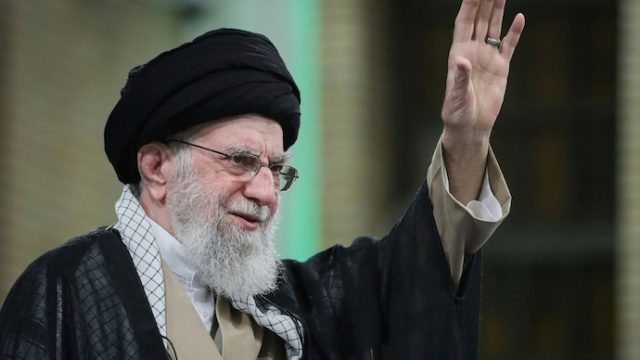 Media Iran Sebut Ali Khamenei Tewas dalam Serangan, Situasi Masih Simpang Siur 13 Sejumlah media Iran melaporkan bahwa Pimpinan Tertinggi Iran, Ayatollah Ali Khamenei, tewas dalam serangan rudal yang dikaitkan dengan Amerika Serikat (AS) pada Sabtu (28/2/2026) waktu setempat. Kabar tersebut disampaikan kantor berita Tasnim dan Fars News Agency.