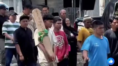 Nampak Bupati Kabupaten Dompu, Bambang Firdaus (BBF) saat mengantar jenazah almarhum A.Muis menuju tempat pemakaman Desa Mangga Asi. (Foto: Dok Istimewa). 