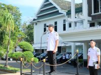 Usai Libur Lebaran, Pemkab Bantaeng Gelar Apel Gabungan dan Halal Bi Halal 18 Pemerintah Kabupaten Bantaeng menggelar apel gabungan yang dirangkaikan dengan kegiatan Halal bi Halal pasca libur Hari Raya Idul Fitri 1447 Hijriah. Kegiatan tersebut berlangsung di Halaman Kantor Bupati Bantaeng, Rabu (1/4).