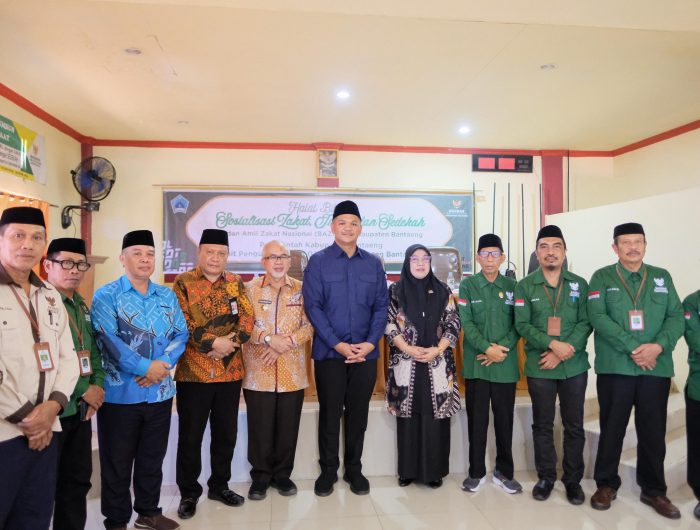 Bupati Bantaeng, M.Fathul Fauzy Nurdin di dampingi Wakil Bupati Bantaeng, H.Sahabuddin menghadiri kegiatan Halal Bihalal dan Sosialisasi Zakat, Infak dan Sedekah yang diselenggarakan oleh Badan Amil Zakat Nasional Kabupaten Bantaeng bersama Unit Pengumpul Zakat (UPZ) se-Kabupaten Bantaeng. Kegiatan tersebut berlangsung di Aula Lantai 3 Kantor Baznas Kabupaten Bantaeng, Kamis (2 April 2026).