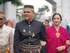 Bupati Bantaeng, M. Fathul Fauzy Nurdin bersama Ketua Tim Penggerak PKK Gunya Paramasukhaputri, menghadiri peringatan Hari Jadi Bone ke-696 yang digelar di Rumah Jabatan Bupati Bone, Senin, 6 April 2026.
