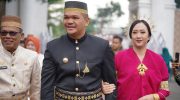 Bupati Bantaeng, M. Fathul Fauzy Nurdin bersama Ketua Tim Penggerak PKK Gunya Paramasukhaputri, menghadiri peringatan Hari Jadi Bone ke-696 yang digelar di Rumah Jabatan Bupati Bone, Senin, 6 April 2026.