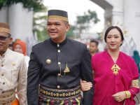 Hadiri Hari Jadi Bone ke 696, Bupati Bantaeng Doakan Semakin Maju dan Berkarakter 33 Bupati Bantaeng, M. Fathul Fauzy Nurdin bersama Ketua Tim Penggerak PKK Gunya Paramasukhaputri, menghadiri peringatan Hari Jadi Bone ke-696 yang digelar di Rumah Jabatan Bupati Bone, Senin, 6 April 2026.