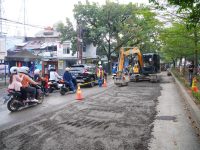 Setelah Jalan Hertasning, Pemprov Sulsel Lanjutkan Pekerjaan ke Aroepala 30 Aktivitas lalu lintas di ruas Jalan Aroepala tetap berjalan di tengah proses perbaikan yang dilakukan Pemerintah Provinsi Sulawesi Selatan, Senin, 6 April 2026. Pengerjaan yang kini memasuki tahap pengerukan dan perataan badan jalan menjadi bagian dari upaya peningkatan kualitas infrastruktur pada jalur strategis di Kota Makassar.