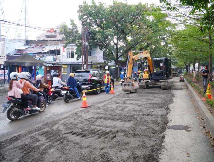 Setelah Jalan Hertasning, Pemprov Sulsel Lanjutkan Pekerjaan ke Aroepala 13 Aktivitas lalu lintas di ruas Jalan Aroepala tetap berjalan di tengah proses perbaikan yang dilakukan Pemerintah Provinsi Sulawesi Selatan, Senin, 6 April 2026. Pengerjaan yang kini memasuki tahap pengerukan dan perataan badan jalan menjadi bagian dari upaya peningkatan kualitas infrastruktur pada jalur strategis di Kota Makassar.