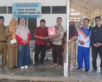 Dinas Sosial Kabupaten Dompu bersama Lembaga Kesejahteraan Sosial Kabupaten Dompu menyalurkan bantuan kepada korban terdampak angin kencang dan hujan deras di LKSA Al Ghoniyu Mangge Asi, Kecamatan Dompu.