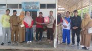 Dinas Sosial Kabupaten Dompu bersama Lembaga Kesejahteraan Sosial Kabupaten Dompu menyalurkan bantuan kepada korban terdampak angin kencang dan hujan deras di LKSA Al Ghoniyu Mangge Asi, Kecamatan Dompu.
