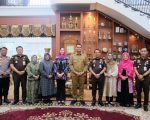Bupati Bantaeng, M. Fathul Fauzy Nurdin menyambut hangat kunjungan kerja (kunker) Kepala Kejaksaan Tinggi (Kajati) Sulawesi Selatan, Dr. Didik Farkhan Alisyahdi, beserta rombongan, Selasa, 7 April 2026.