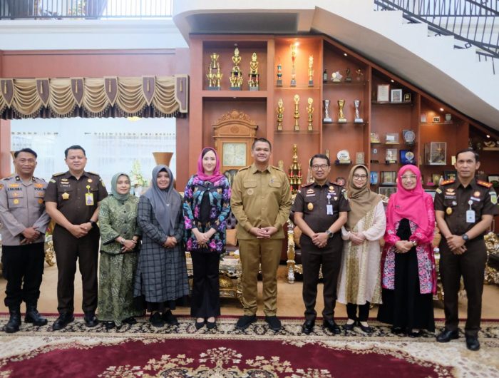 Bupati Bantaeng, M. Fathul Fauzy Nurdin menyambut hangat kunjungan kerja (kunker) Kepala Kejaksaan Tinggi (Kajati) Sulawesi Selatan, Dr. Didik Farkhan Alisyahdi, beserta rombongan, Selasa, 7 April 2026.