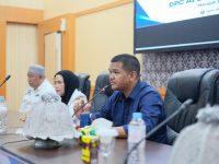 Bupati Uji Nurdin Nilai APDESI Berperan Penting Sukseskan Program Presiden Prabowo 26 Bupati Bantaeng, M. Fathul Fauzy Nurdin membuka Musyawarah Cabang Luar Biasa (Muscalub), DPC Asosiasi Pemerintah Desa Seluruh Indonesia (APDESI) Bantaeng, di Ruang Pola, Kantor Bupati Bantaeng, Kamis, 9 April 2026.