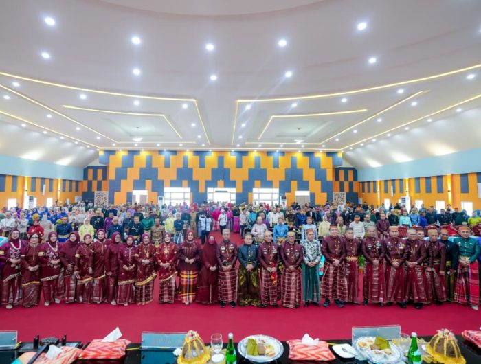 Hari Jadi Wajo ke-627, Gubernur Sulsel Genjot Konektivitas Jalan dan Irigasi 13 Gubernur Sulawesi Selatan, Andi Sudirman Sulaiman menegaskan komitmennya untuk terus mendorong percepatan pembangunan melalui program Multiyears Project (MYP) 2025-2027, khususnya infrastruktur jalan dan rehabilitasi daerah irigasi (DI) di Kabupaten Wajo.