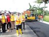 Gubernur Sulawesi Selatan, Andi Sudirman Sulaiman, meninjau langsung progres pekerjaan preservasi jalan Paket 3 dalam program Multiyears Project (MYP) Infrastruktur Jalan di Kabupaten Pinrang, Sabtu (11/4/2026).