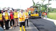Gubernur Sulawesi Selatan, Andi Sudirman Sulaiman, meninjau langsung progres pekerjaan preservasi jalan Paket 3 dalam program Multiyears Project (MYP) Infrastruktur Jalan di Kabupaten Pinrang, Sabtu (11/4/2026).