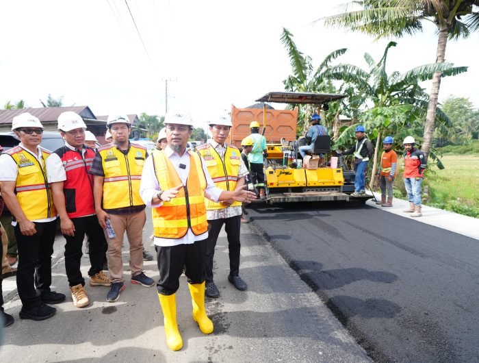 Gubernur Sulawesi Selatan, Andi Sudirman Sulaiman, meninjau langsung progres pekerjaan preservasi jalan Paket 3 dalam program Multiyears Project (MYP) Infrastruktur Jalan di Kabupaten Pinrang, Sabtu (11/4/2026).
