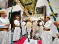 Sekretaris Daerah Provinsi Sulawesi Selatan, Jufri Rahman, yang juga menjabat sebagai Ketua Dunia Melayu Dunia Islam (DMDI) Sulawesi Selatan, menerima penyematan pin sebagai tanda kehormatan dari Ketua Agung Majelis Keturunan To Manurung (MKT) Sulsel, Andi Pamadengrukka Mappanyompa.