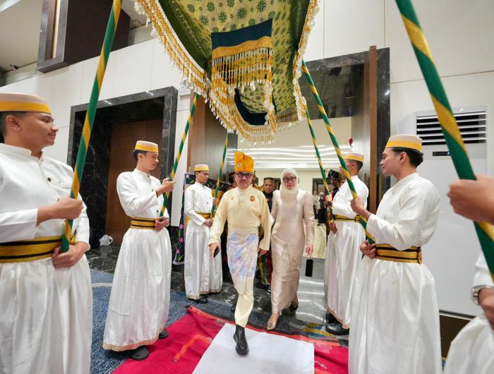 Sekretaris Daerah Provinsi Sulawesi Selatan, Jufri Rahman, yang juga menjabat sebagai Ketua Dunia Melayu Dunia Islam (DMDI) Sulawesi Selatan, menerima penyematan pin sebagai tanda kehormatan dari Ketua Agung Majelis Keturunan To Manurung (MKT) Sulsel, Andi Pamadengrukka Mappanyompa.