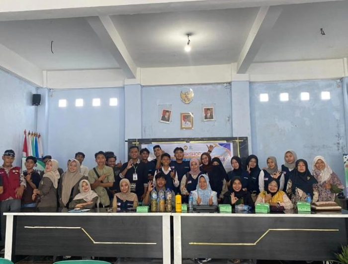 Solusi Ramah Lingkungan, Mahasiswa KKN Internasional Ajarkan Kompos Cair ke Warga 13 Pemanfaatan sampah organik yang belum optimal masih menjadi salah satu persoalan yang dihadapi warga Desa Perampuan, Kecamatan Lombok Barat, Nusa Tenggara Barat. Kondisi tersebut mendorong mahasiswa Kuliah Kerja Nyata dalam Program Pembangunan dan Pemberdayaan Masyarakat Desa (KKN-P3MD) Internasional Inbound Mobility untuk menghadirkan solusi melalui workshop dan pelatihan pengolahan sampah organik menjadi kompos cair. Kegiatan itu berlangsung pada 9 April 2026.
