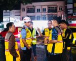 Pemerintah Provinsi Sulawesi Selatan melalui Dinas Bina Marga dan Bina Konstruksi terus mempercepat penanganan jalan dengan melakukan pengaspalan pada malam hari di ruas Aroepala.