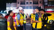Pemerintah Provinsi Sulawesi Selatan melalui Dinas Bina Marga dan Bina Konstruksi terus mempercepat penanganan jalan dengan melakukan pengaspalan pada malam hari di ruas Aroepala.