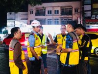 Pemerintah Provinsi Sulawesi Selatan melalui Dinas Bina Marga dan Bina Konstruksi terus mempercepat penanganan jalan dengan melakukan pengaspalan pada malam hari di ruas Aroepala.