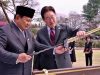Presiden RI Prabowo Subianto menyerahkan cenderamata berupa keris berwarna emas kepada Presiden Korea Selatan Lee Jae Myung dalam kunjungan kenegaraan di Cheong Wa Dae, Rabu (1 April 2026).