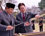 Presiden RI Prabowo Subianto menyerahkan cenderamata berupa keris berwarna emas kepada Presiden Korea Selatan Lee Jae Myung dalam kunjungan kenegaraan di Cheong Wa Dae, Rabu (1 April 2026).