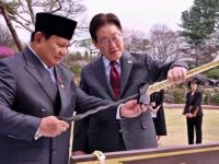 Presiden RI Prabowo Subianto menyerahkan cenderamata berupa keris berwarna emas kepada Presiden Korea Selatan Lee Jae Myung dalam kunjungan kenegaraan di Cheong Wa Dae, Rabu (1 April 2026).