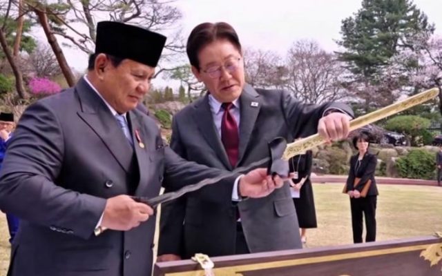 Presiden RI Prabowo Subianto menyerahkan cenderamata berupa keris berwarna emas kepada Presiden Korea Selatan Lee Jae Myung dalam kunjungan kenegaraan di Cheong Wa Dae, Rabu (1 April 2026).