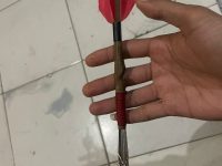 Serangan Kelompok Tak Dikenal di Dompu, Lengan Aparat Tertancap Busur 25 Aksi kekerasan yang melibatkan sekelompok pemuda tak dikenal kembali terjadi di wilayah Doro Tangga, Mangge Asi, Kabupaten Dompu. Dalam insiden tersebut, seorang anggota Babinsa, A. Malik, mengalami luka akibat terkena anak panah di bagian lengan.