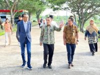 Bupati Bantaeng periode 2008–2018, Prof H.M Nurdin Abdullah (Kiri), Kepala BPVP Bantaeng, Arsad (Tengah), Kasubag Umum BPVP Bantaeng Asriyadi (Kanan).