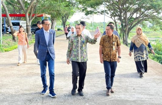 Bupati Bantaeng periode 2008–2018, Prof H.M Nurdin Abdullah (Kiri), Kepala BPVP Bantaeng, Arsad (Tengah), Kasubag Umum BPVP Bantaeng Asriyadi (Kanan).