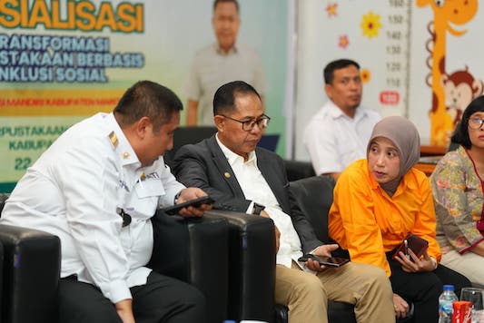 Bupati Maros, H.A.S. Chaidir Syam bersama (Plt) Kepala Dinas Perpustakaan dan Kearsipan Provinsi Sulawesi Selatan, Prof. Muhammad Jufri