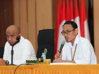 Kepala Bidang Pemerintahan dan Pembangunan Manusia Bappelitbangda Sulsel Erlan Triska saat mendampingi Plt Kepala Bappelitbangda Sulsel Irawan Dermayasamin Ibrahim Rakortek RKPD 2027