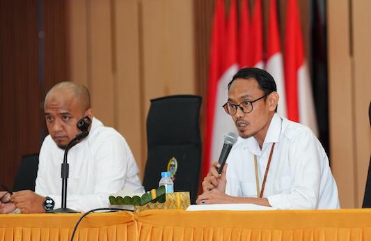 Kepala Bidang Pemerintahan dan Pembangunan Manusia Bappelitbangda Sulsel Erlan Triska saat mendampingi Plt Kepala Bappelitbangda Sulsel Irawan Dermayasamin Ibrahim Rakortek RKPD 2027