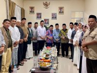 Suasana penuh kekeluargaan terasa di Kantor Kementerian Agama Kabupaten Bantaeng saat Bupati Bantaeng, M. Fathul Fauzy Nurdin, menghadiri kegiatan buka puasa bersama keluarga besar Kemenag Bantaeng, Kamis (12/3/2026).