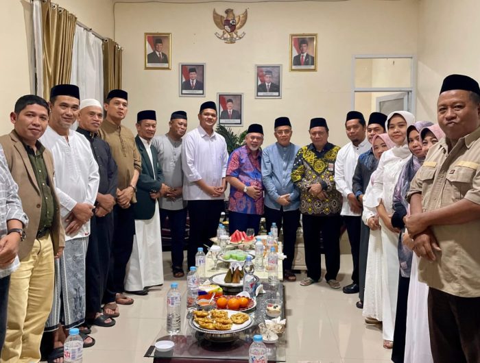 Suasana penuh kekeluargaan terasa di Kantor Kementerian Agama Kabupaten Bantaeng saat Bupati Bantaeng, M. Fathul Fauzy Nurdin, menghadiri kegiatan buka puasa bersama keluarga besar Kemenag Bantaeng, Kamis (12/3/2026).