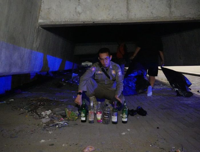 Pemkot Respon Cepat Aduan Warga, Sampah dan Bekas Botol Miras di Bawah Tol Pettarani Makassar Kini Sudah Dibersihkan 13 40258501 921b 4f8b 917b d8f0370a266e