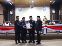 Wali Kota Parepare, Tasming Hamid menghadiri rapat paripurna DPRD Parepare dengan agenda persetujuan bersama dua rancangan peraturan daerah, Senin, 4 Mei 2026. Rapat berlangsung di Ruang Paripurna DPRD Parepare.