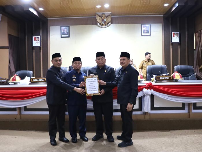 Wali Kota Parepare, Tasming Hamid menghadiri rapat paripurna DPRD Parepare dengan agenda persetujuan bersama dua rancangan peraturan daerah, Senin, 4 Mei 2026. Rapat berlangsung di Ruang Paripurna DPRD Parepare.