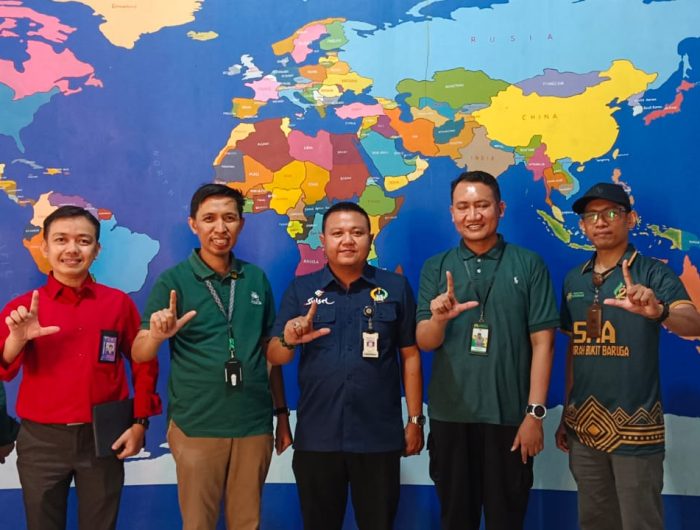 Upaya peningkatan literasi menulis di kalangan pelajar terus diperkuat melalui kolaborasi lintas sektor. SMA Islam Athirah Baruga menggelar pertemuan strategis bersama berbagai pemangku kepentingan dalam rangka pengembangan program literasi menulis pada jenjang Sekolah Menengah Atas, Selasa (5/5).