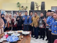 Kepala Dinas Perpustakaan dan Kearsipan Provinsi Sulsel, Prof Muhammad Jufri saat bersama Dinas Perpustakaan dan Kearsipan Kabupaten Jeneponto, di Jeneponto, Kamis 7 Mei 2026. (Foto: Dok Netral.co.id/Tif)